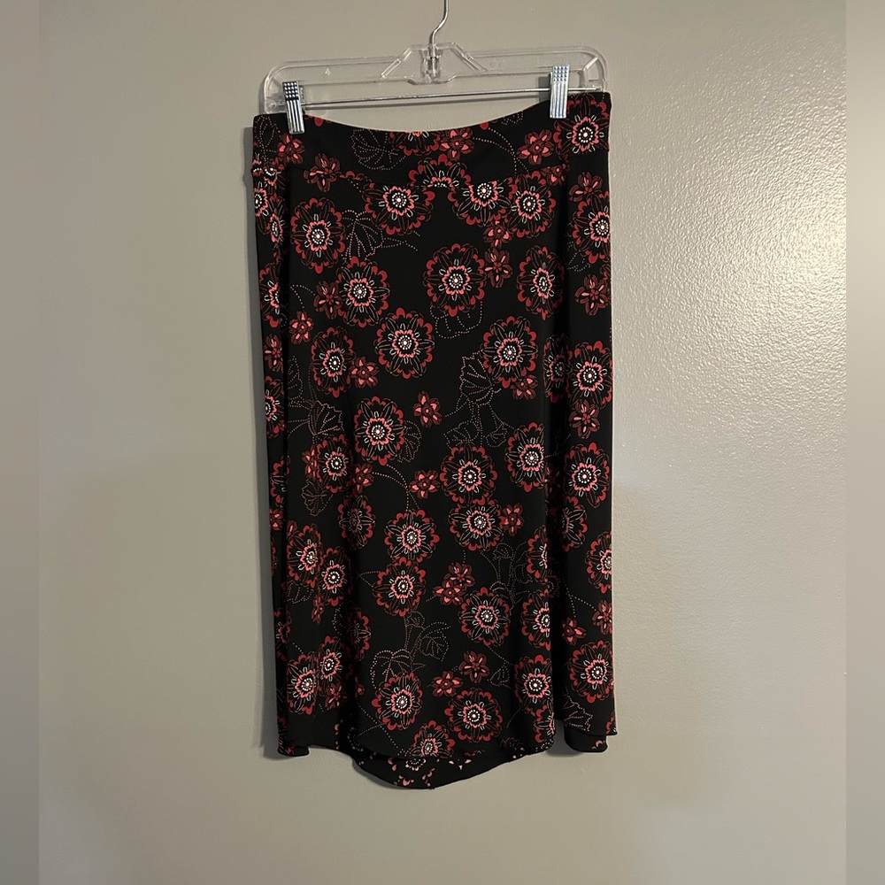 Loft women’s black and‎ burgundy, floral skirt, size medium